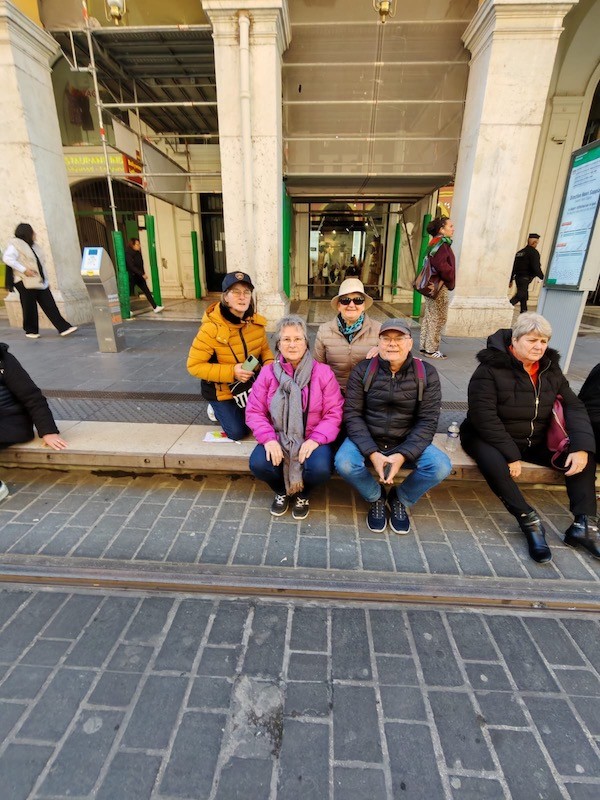 quelques touristes au repos à Nice